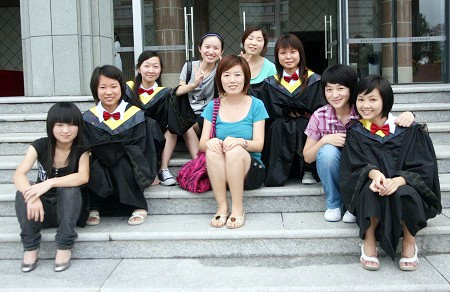 杨琳老师(中)与她的学生们